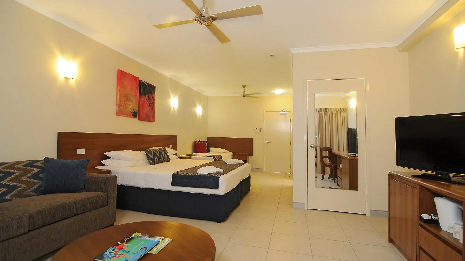 Cairns Queenslander Hotel & Apartments